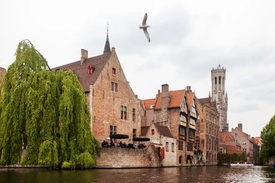 Canal de Bruges avec la célèbre tour du Beffroi